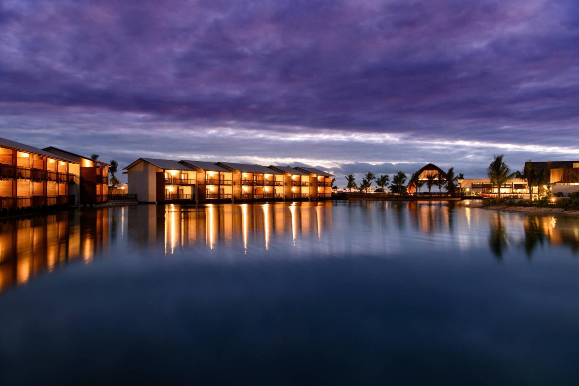 Fiji Marriott Resort Momi Bay Екстер'єр фото The Lake at the Hotel