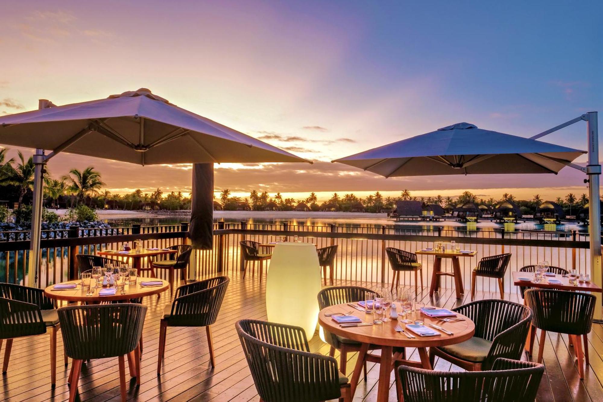 Fiji Marriott Resort Momi Bay Екстер'єр фото Sunset at the Deck