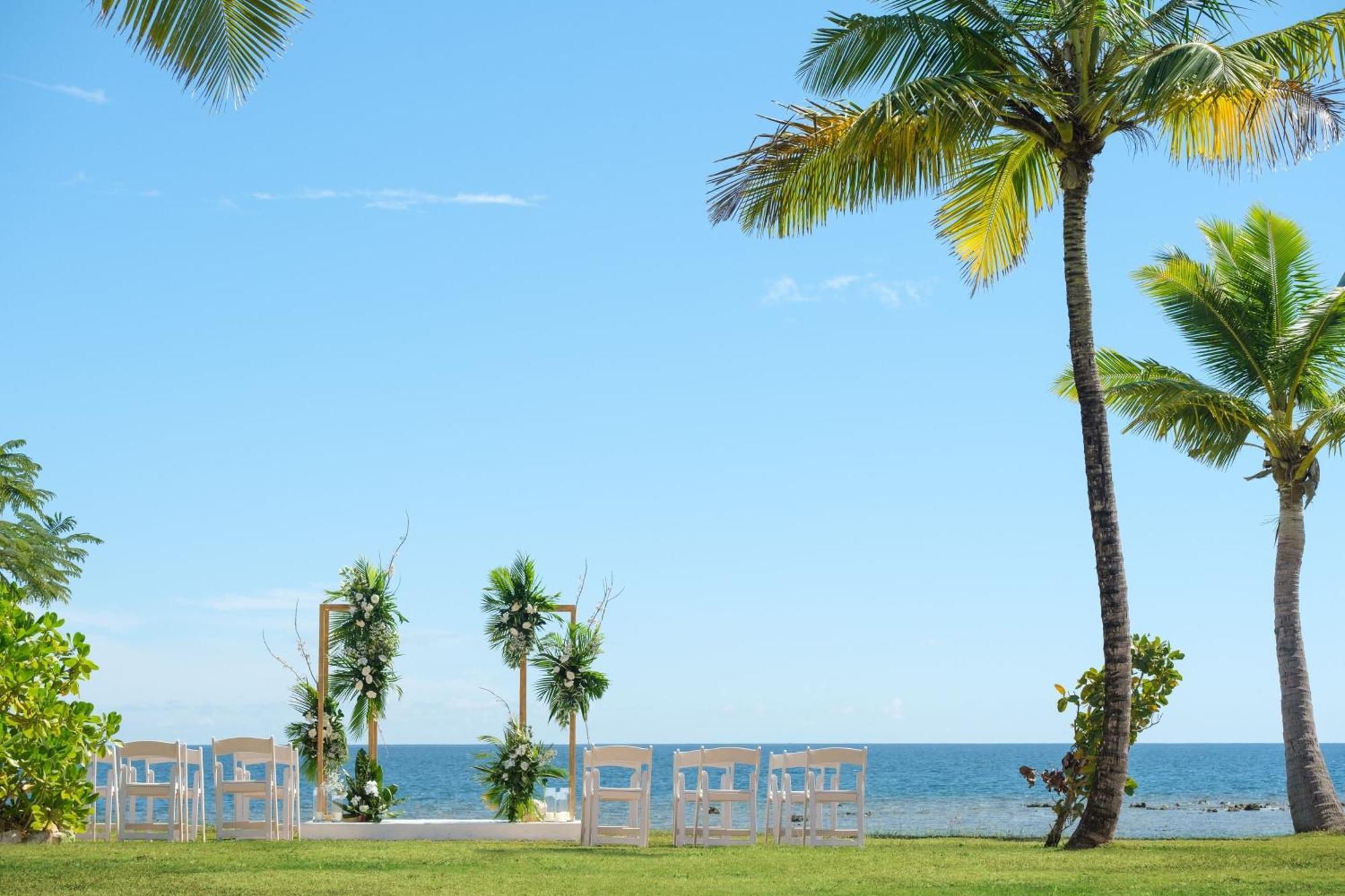 Fiji Marriott Resort Momi Bay Екстер'єр фото A beach wedding in Fiji