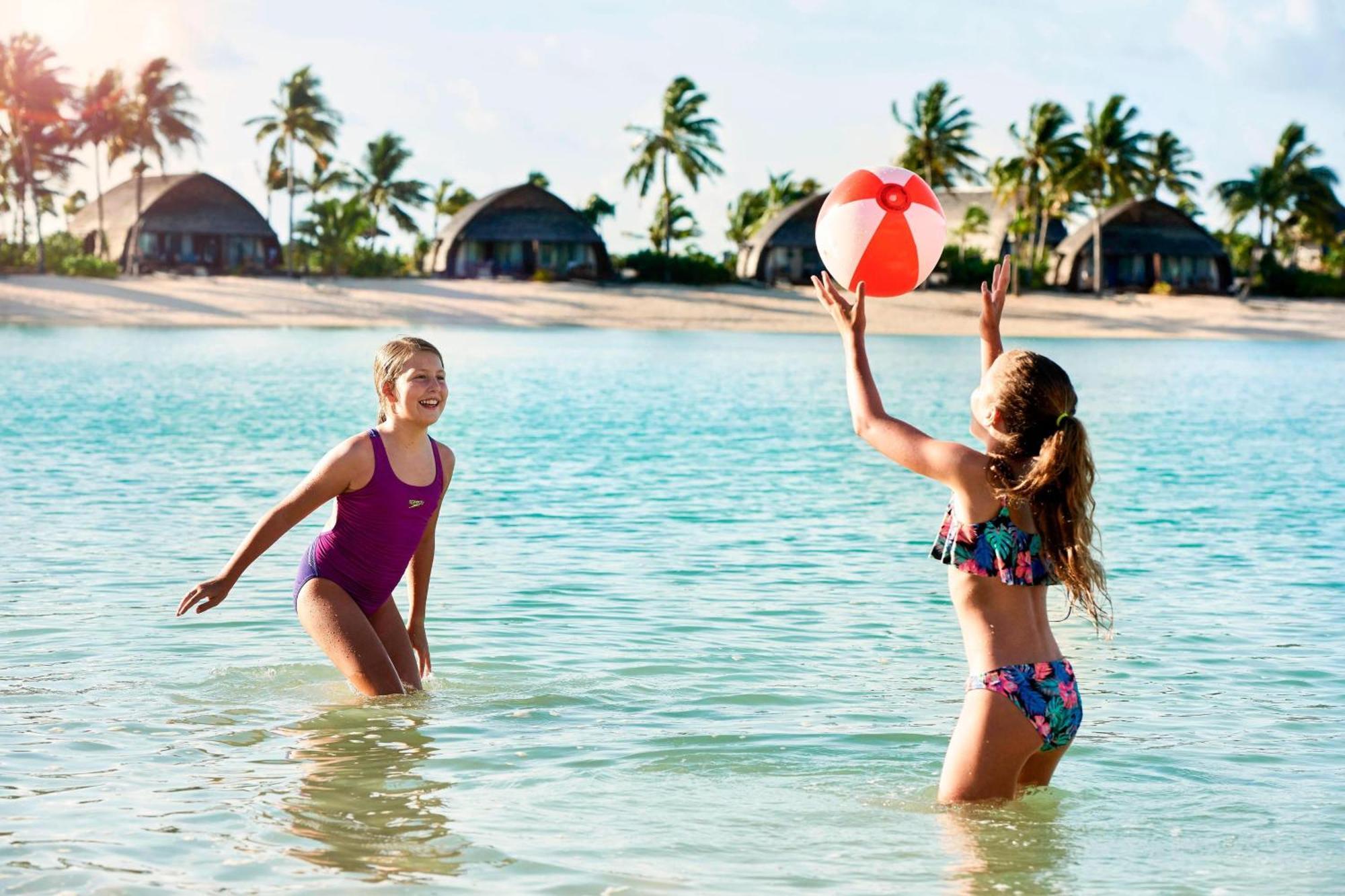 Fiji Marriott Resort Momi Bay Екстер'єр фото Two girls playing with a beach ball