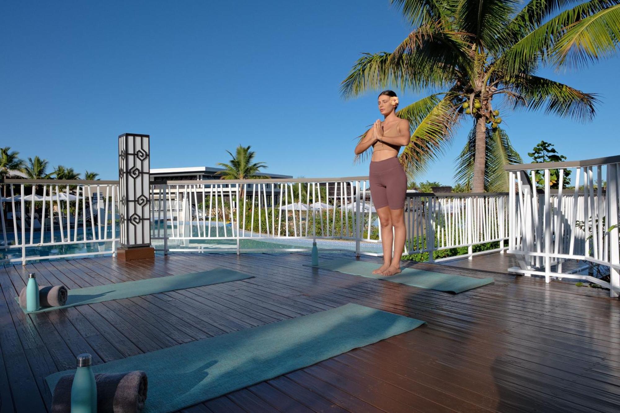Fiji Marriott Resort Momi Bay Екстер'єр фото A man practicing yoga at a resort in Fiji