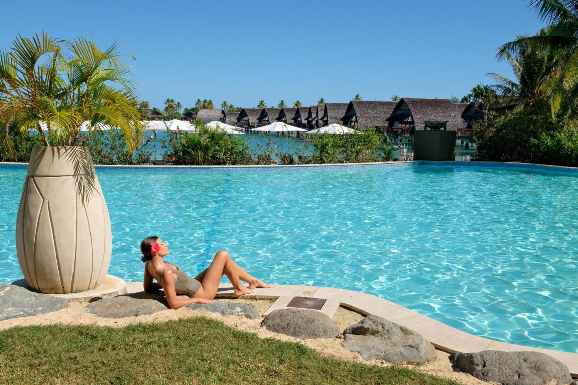 Fiji Marriott Resort Momi Bay Екстер'єр фото A woman sunbathing at a resort in Fiji