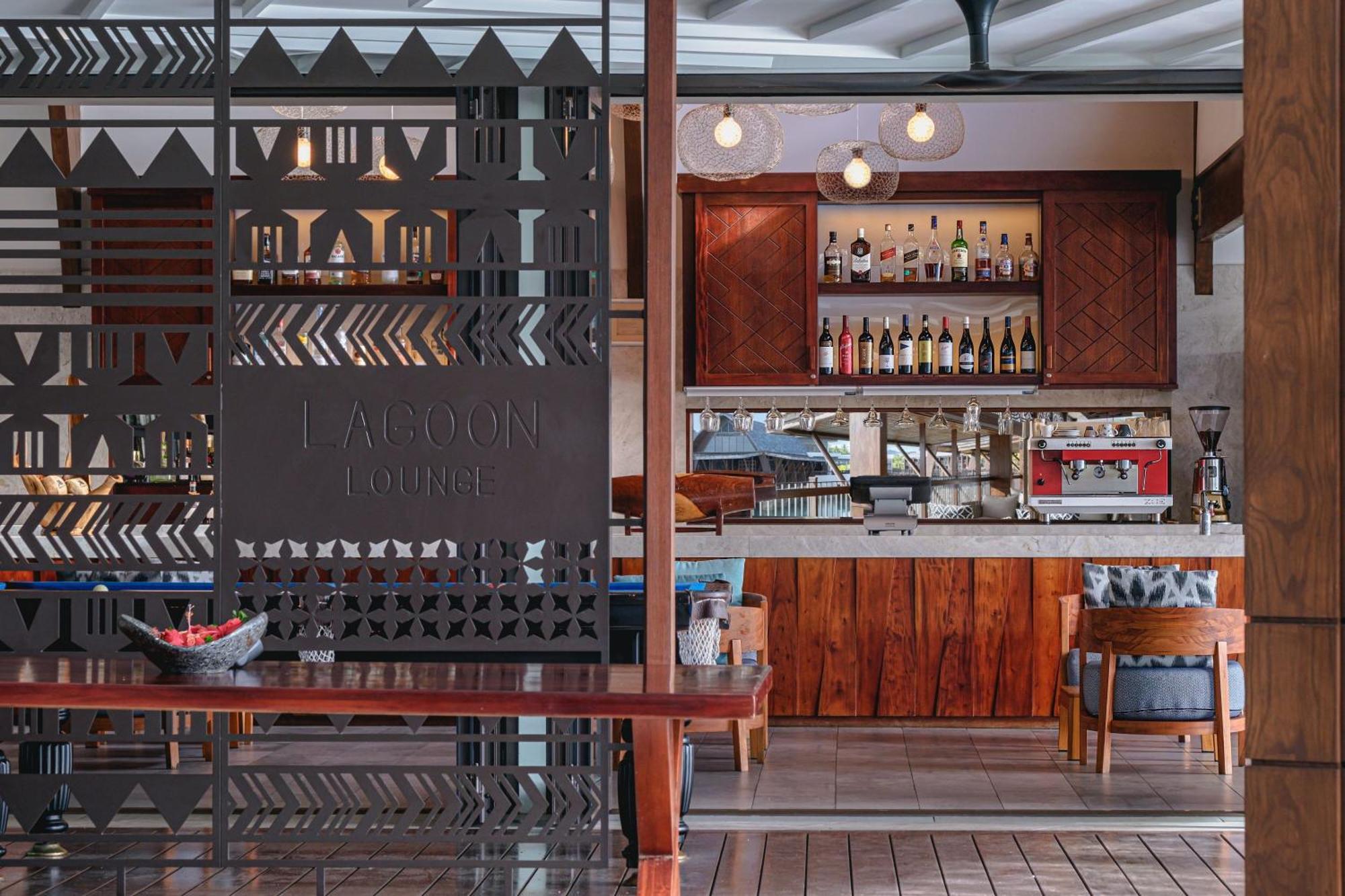 Fiji Marriott Resort Momi Bay Екстер'єр фото The bar at the restaurant