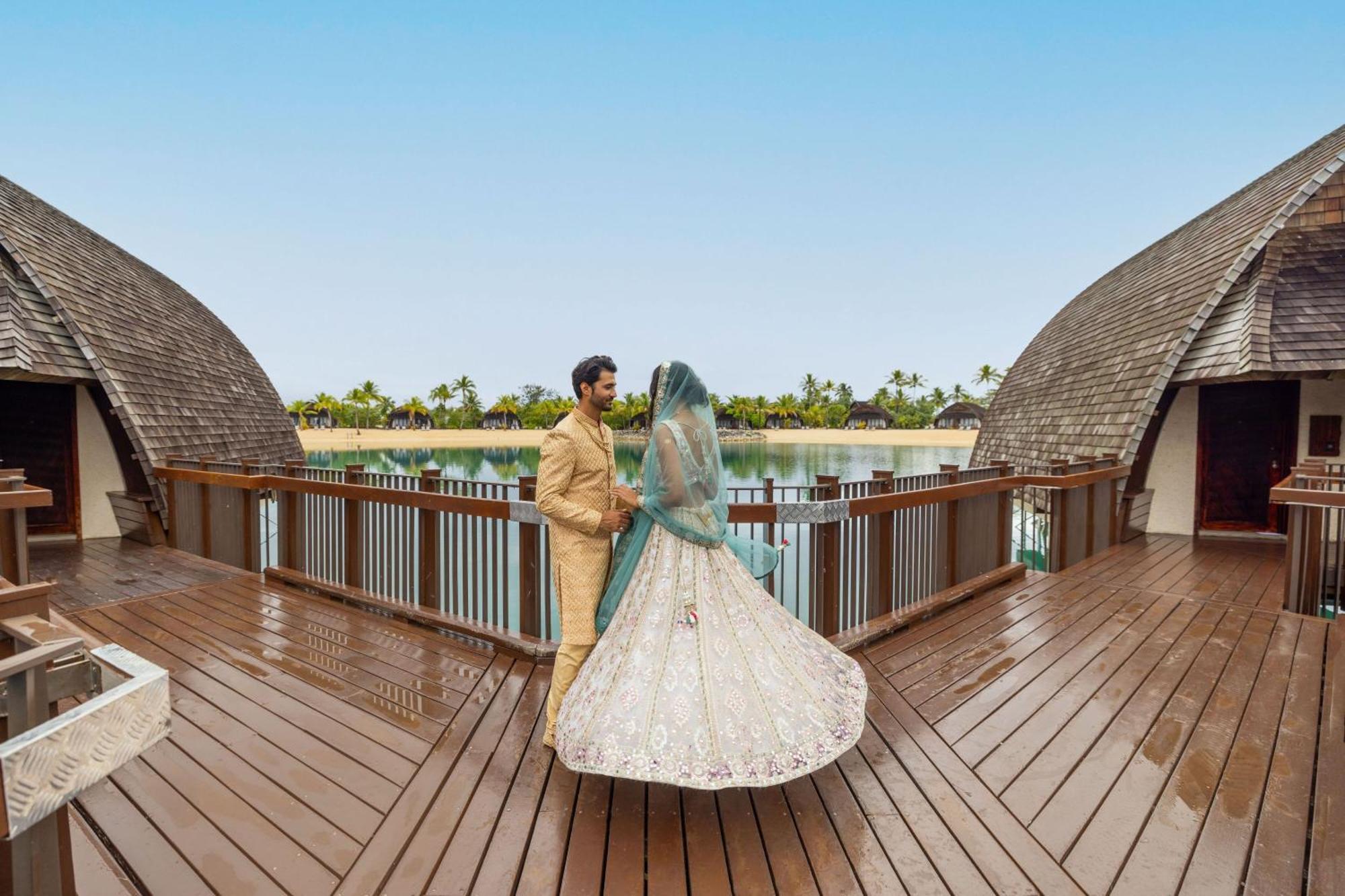 Fiji Marriott Resort Momi Bay Екстер'єр фото A couple at the Oberoi Beach Resort, Dubai