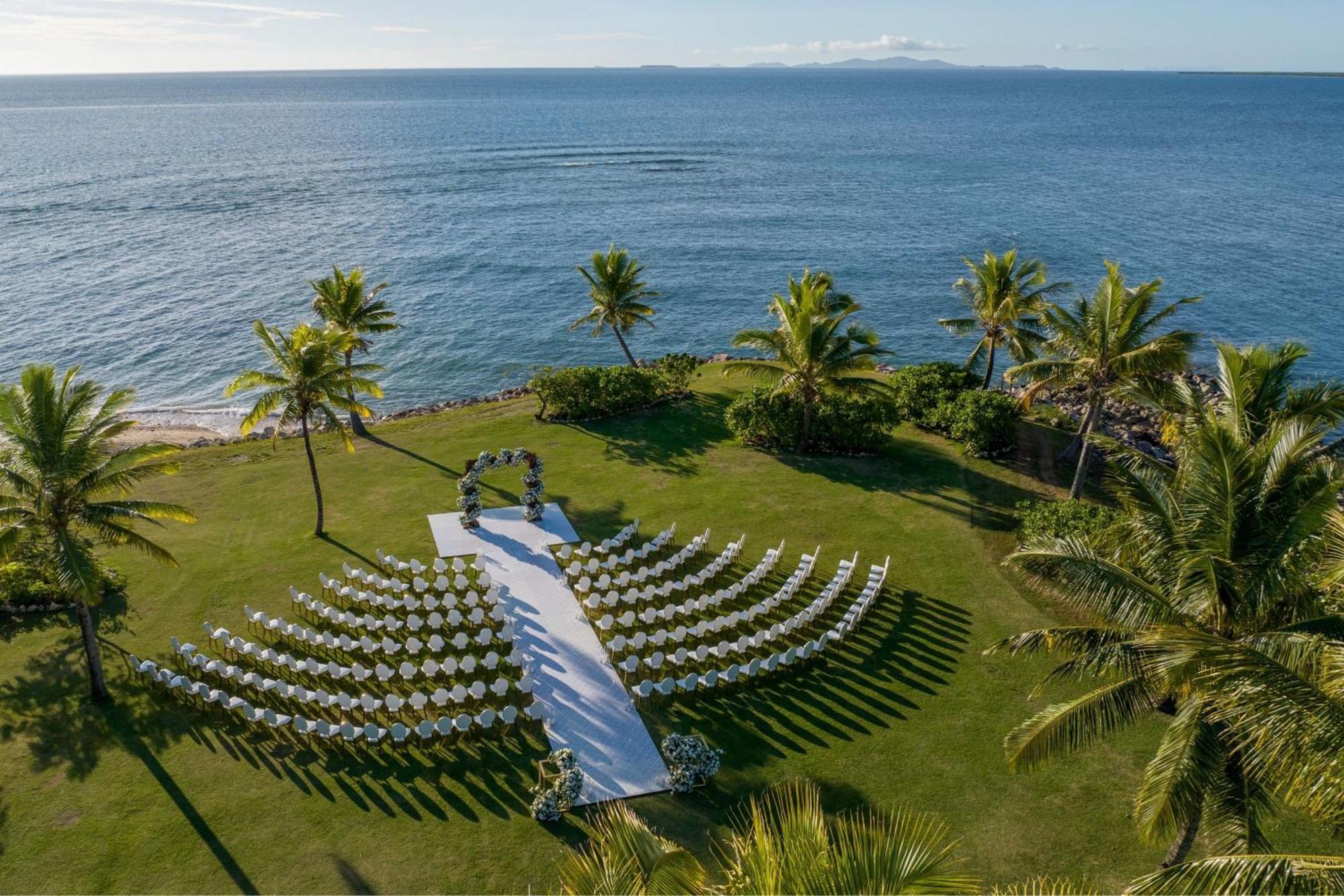 Fiji Marriott Resort Momi Bay Екстер'єр фото The Beachfront Lawn at Four Seasons Resort Maui
