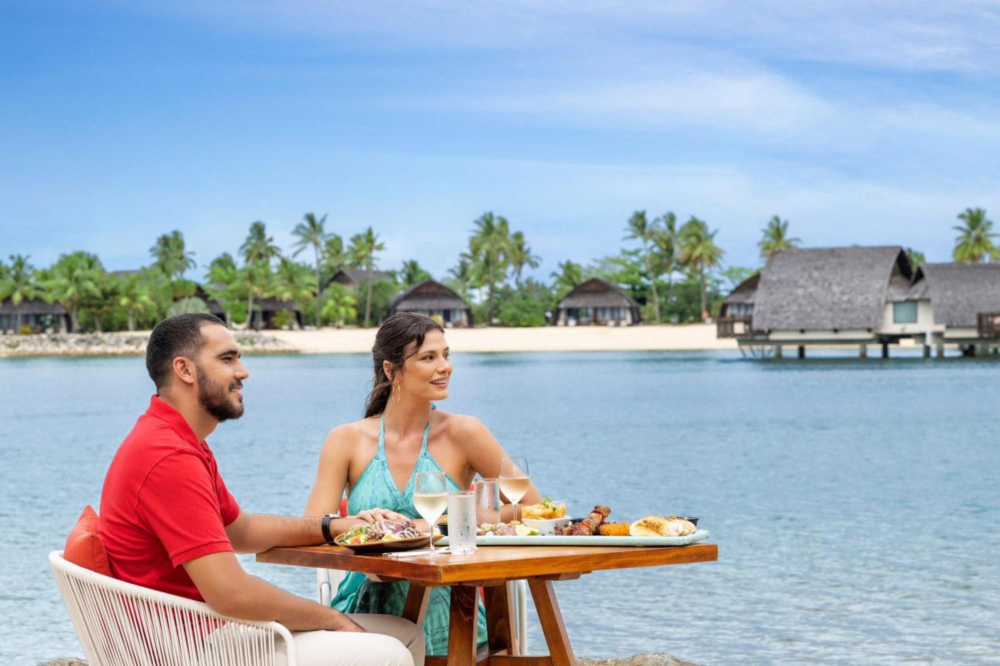 Fiji Marriott Resort Momi Bay Екстер'єр фото A couple at the beach