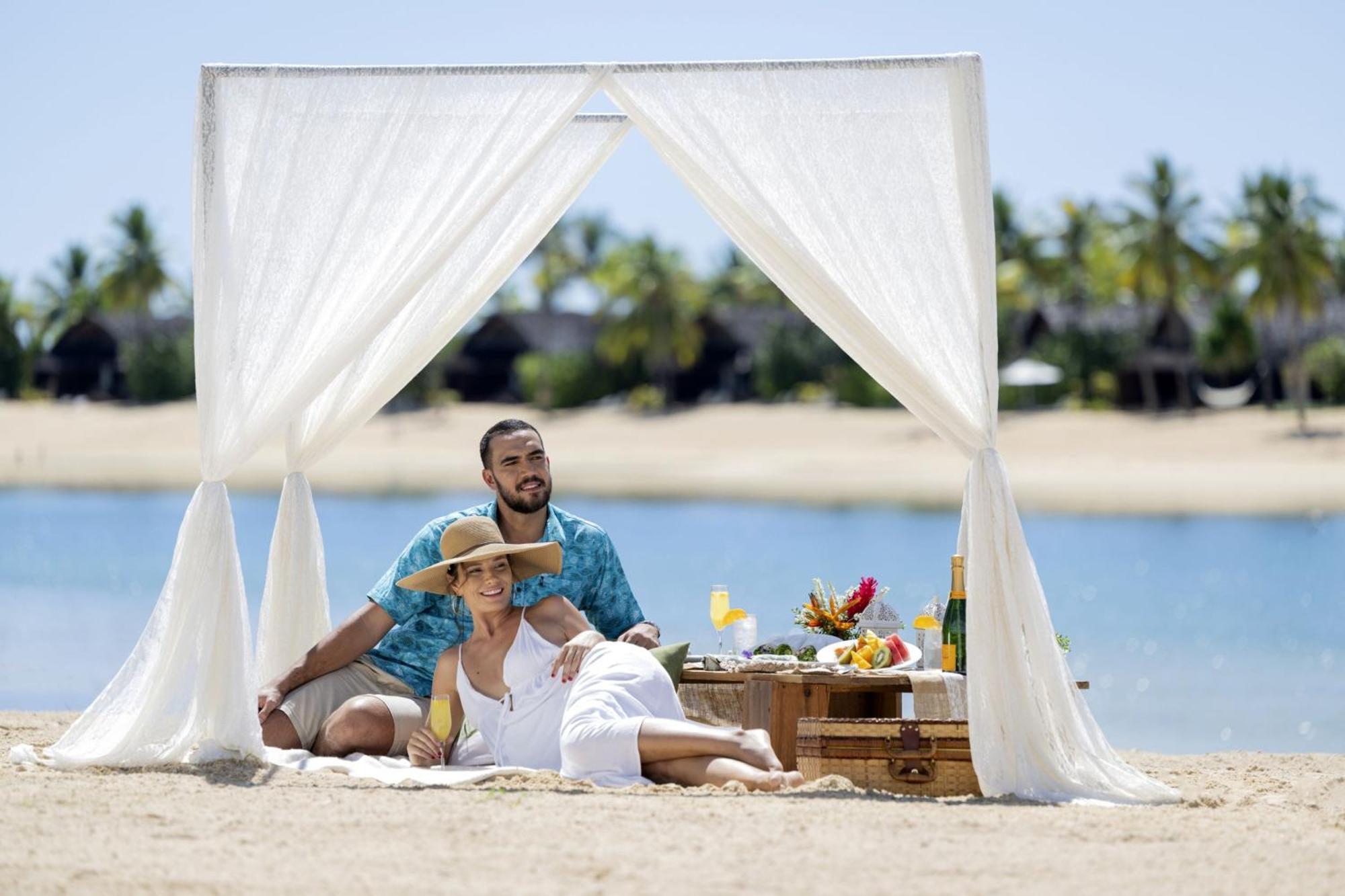 Fiji Marriott Resort Momi Bay Екстер'єр фото A couple on a picnic
